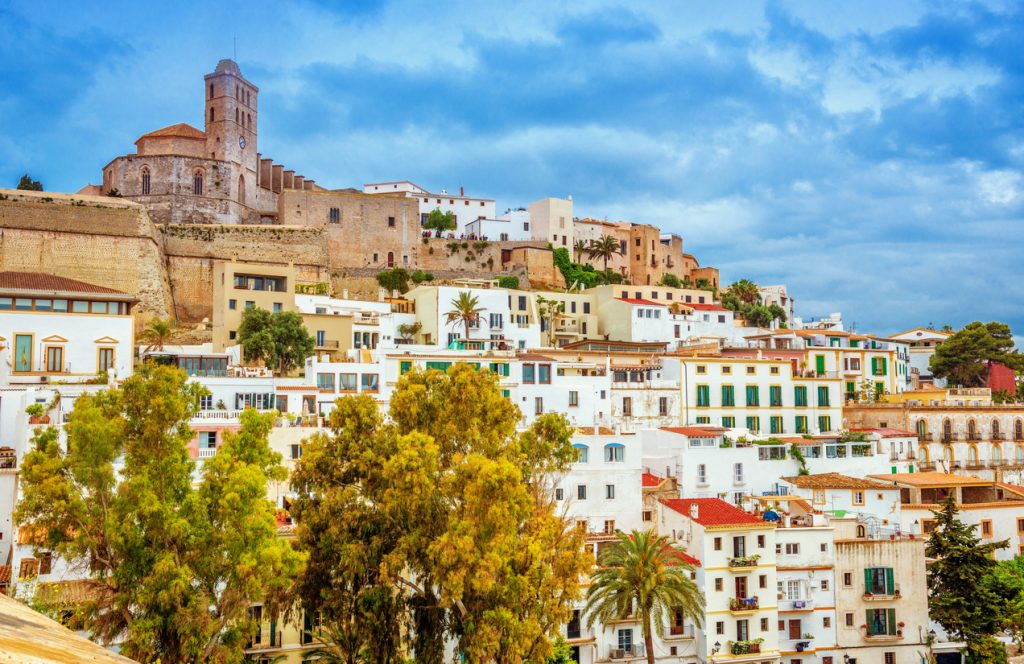 Blick auf die historische Altstadt Dalt Vila auf Ibiza mit weißen Häusern, Stadtmauer und der Kathedrale Santa Maria.