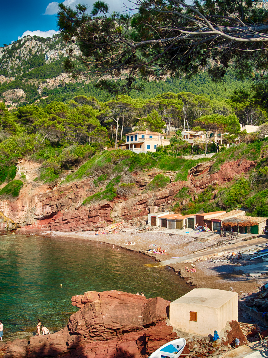 Port des Canonge – ruhiges Küstendorf mit steinigem Strand, Fischerhütten und Blick aufs offene Meer