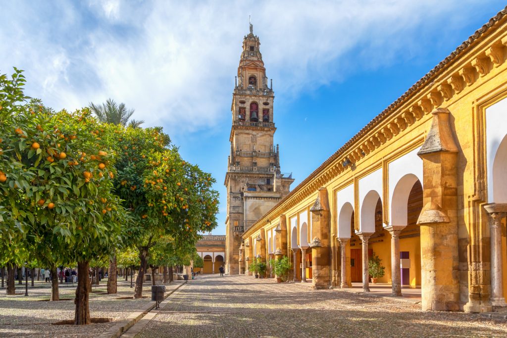 Patio de los Naranjos der Mezquita-Kathedrale in Córdoba mit Orangenbäumen und Turm