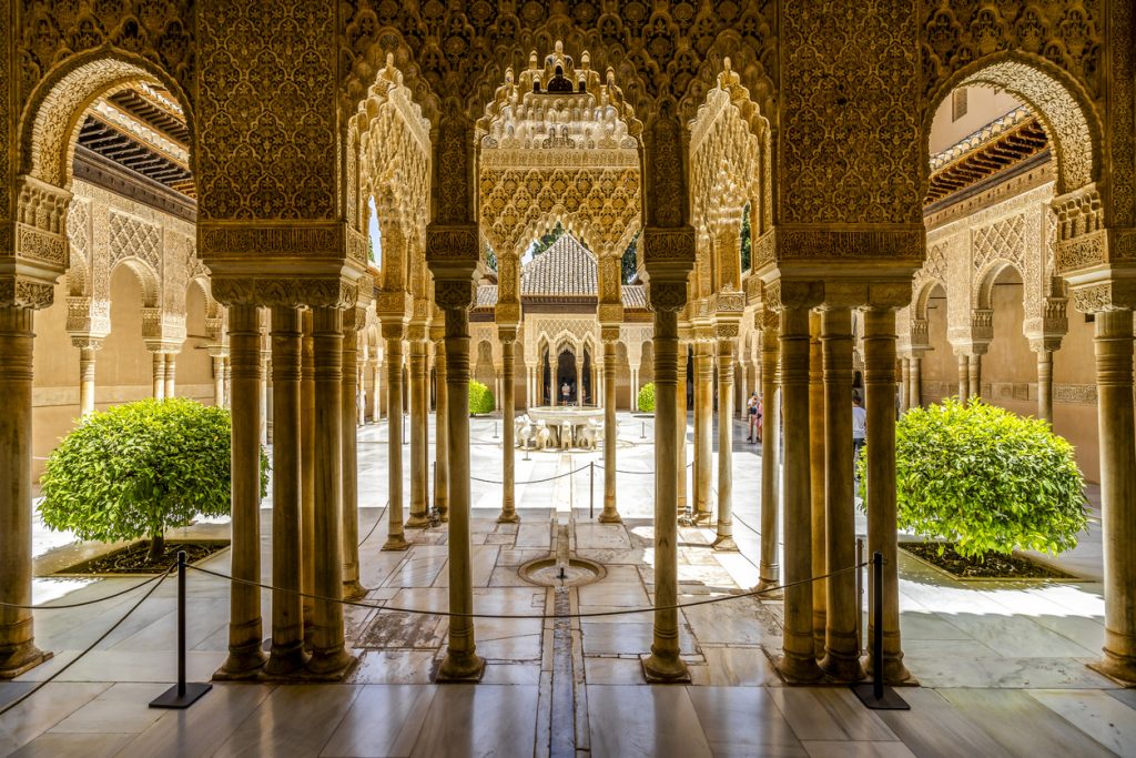Alhambra Granada – Löwenhof mit Arkaden und Löwenbrunnen