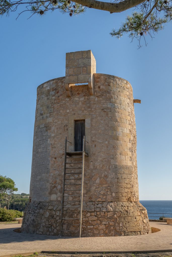 Historischer Torre Nova Wachturm in Cala Santanyí auf Mallorca mit Blick aufs Meer.