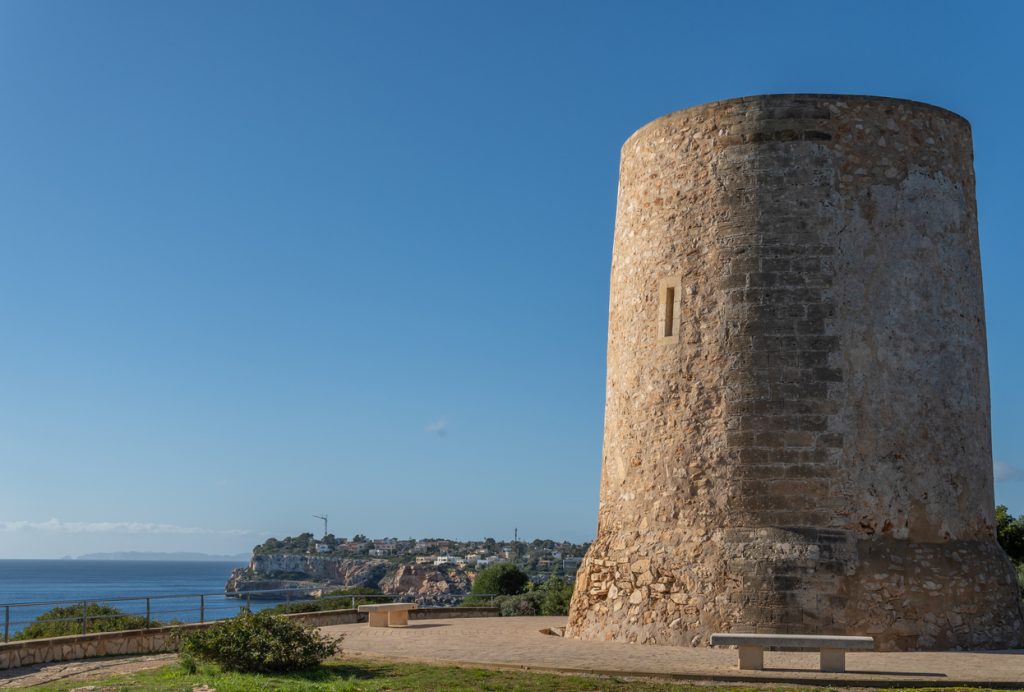 Historischer Torre Nova Wachturm an der Küste von Cala Santanyí mit Blick aufs Meer.