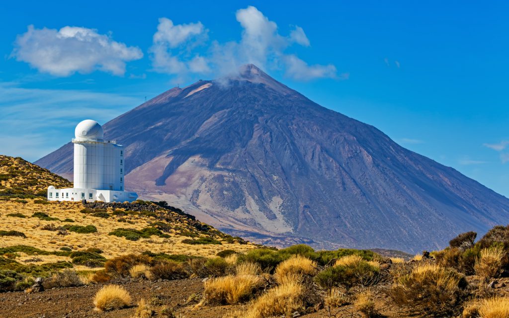Astronomisches Observatorium im Teide-Nationalpark mit dem Vulkan Teide im Hintergrund auf Teneriffa.