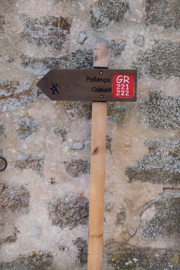 Wegweiser GR-221/GR-222 in Caimari, Mallorca, Richtung Pollença