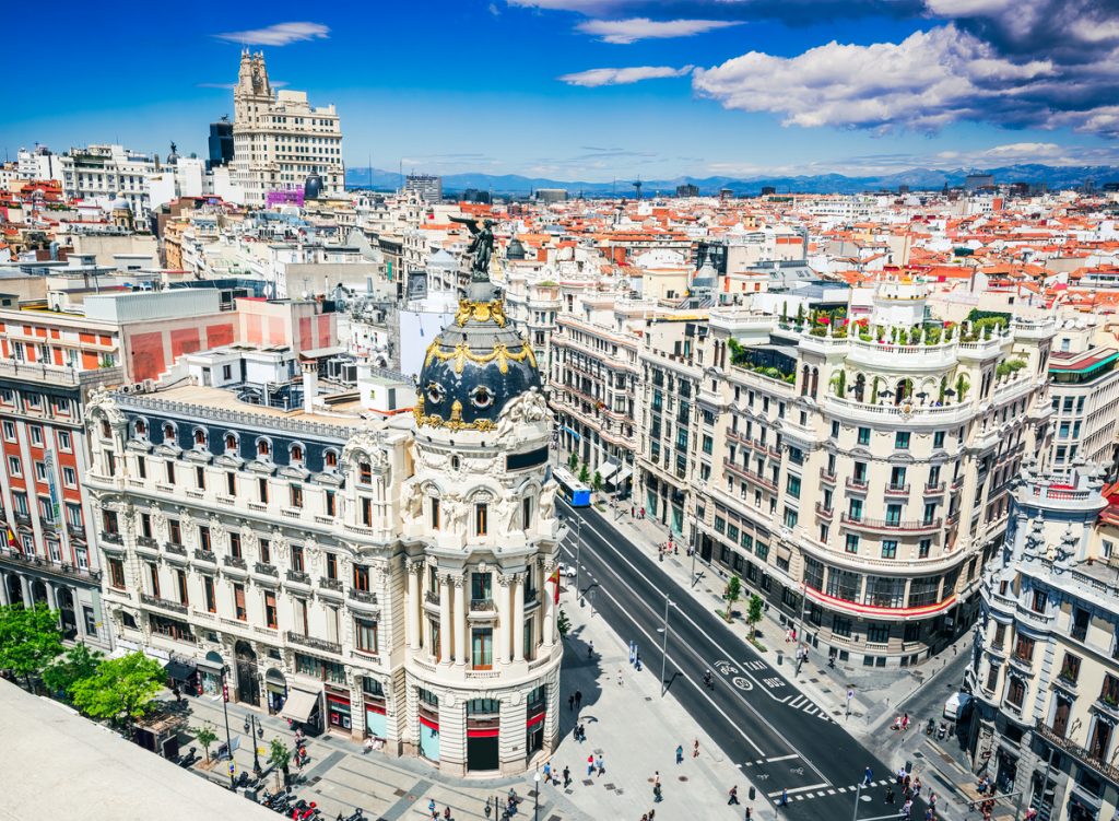 Gran Vía Madrid mit Metropolis-Gebäude und Innenstadt-Panorama