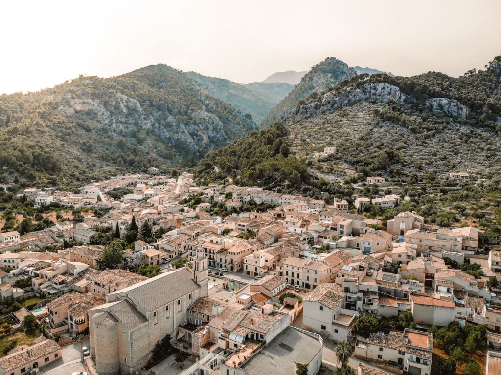 Caimari aus der Luft mit Kirche und Tramuntana-Bergen auf Mallorca