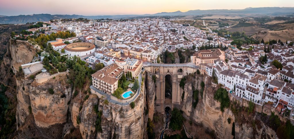 Ronda mit Puente Nuevo über der El-Tajo-Schlucht und weißer Altstadt