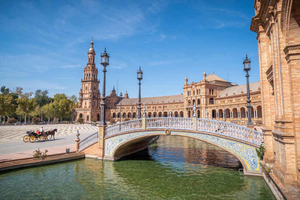 Plaza de España in Sevilla mit azulejoverzierter Brücke und Kanal
