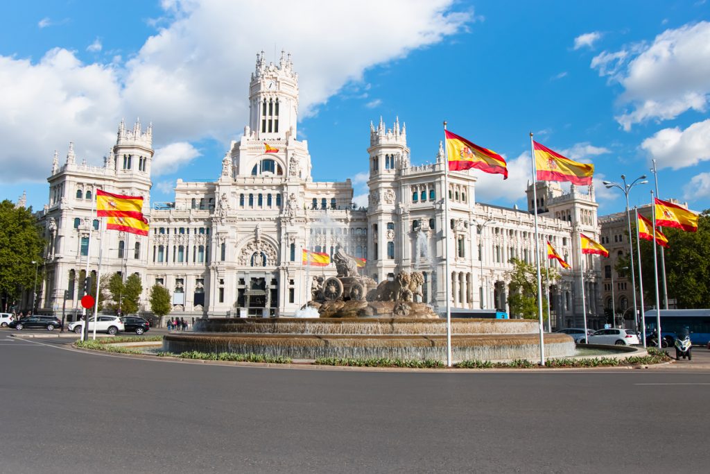 Madrid: Cibeles-Brunnen vor dem Palacio de Cibeles mit Flaggen