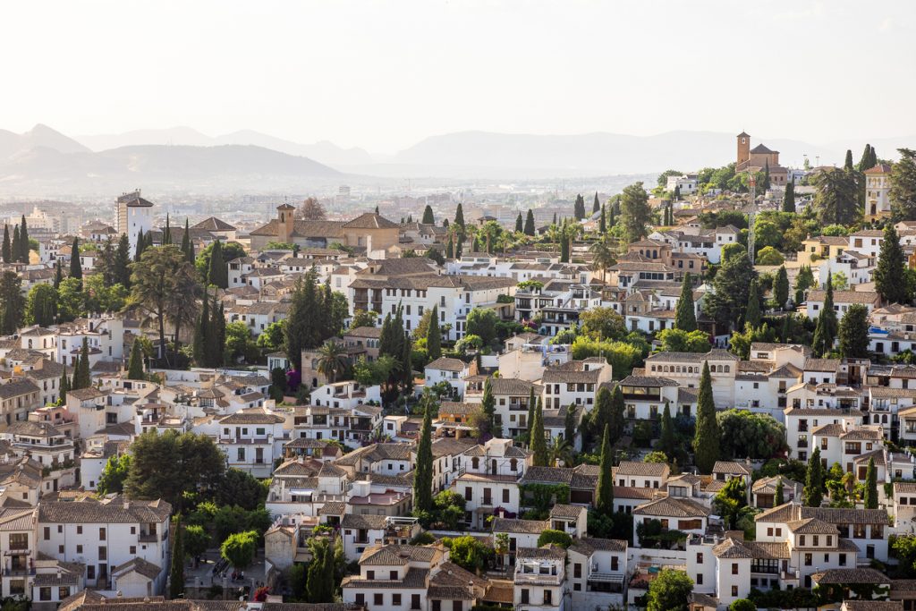 Granada: Albaicín mit weißen Häusern und Zypressen, Panorama