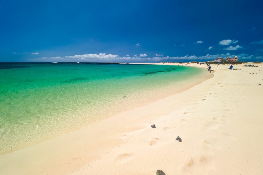 Türkisblaues Wasser und weißer Sand am Playa Chica Beach in El Cotillo, Fuerteventura.