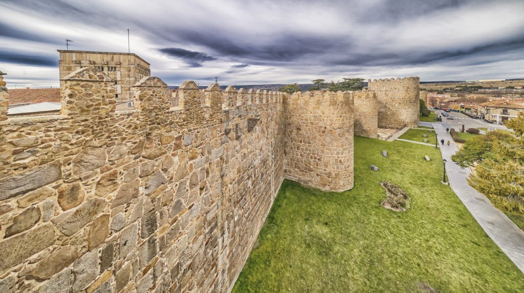 Murallas de Ávila – mittelalterliche Stadtmauer mit Rundtürmen in Spanien
