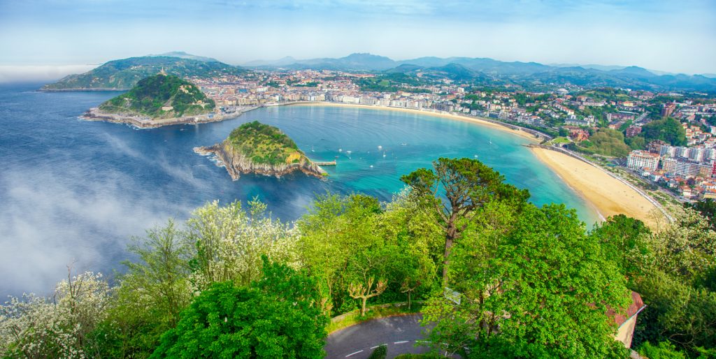 Panoramablick auf San Sebastián mit der berühmten Bucht La Concha und umliegenden Bergen.