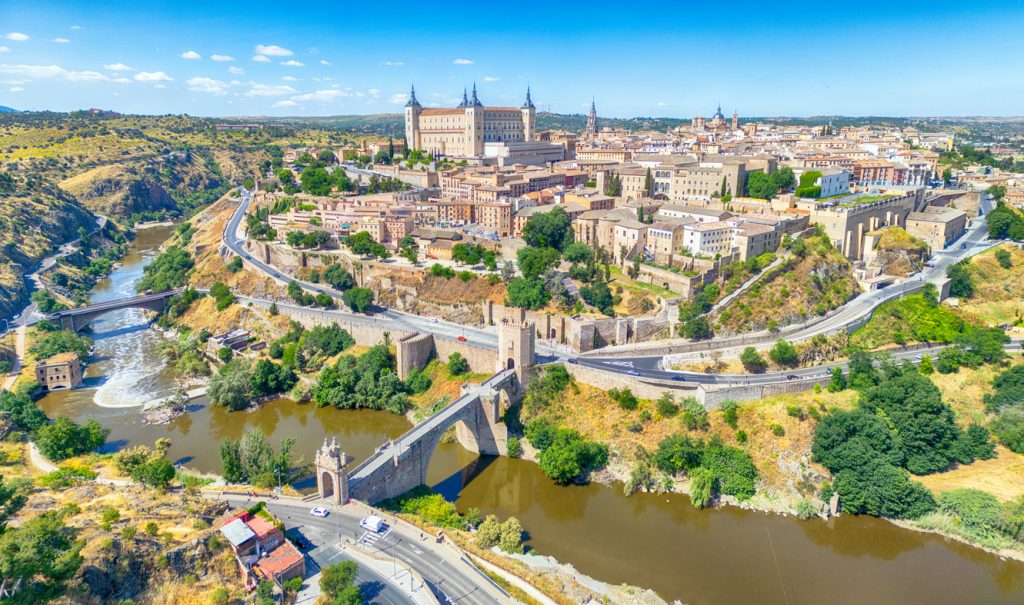 Toledo mit Alcázar und Puente de Alcántara am Tajo, Luftbild