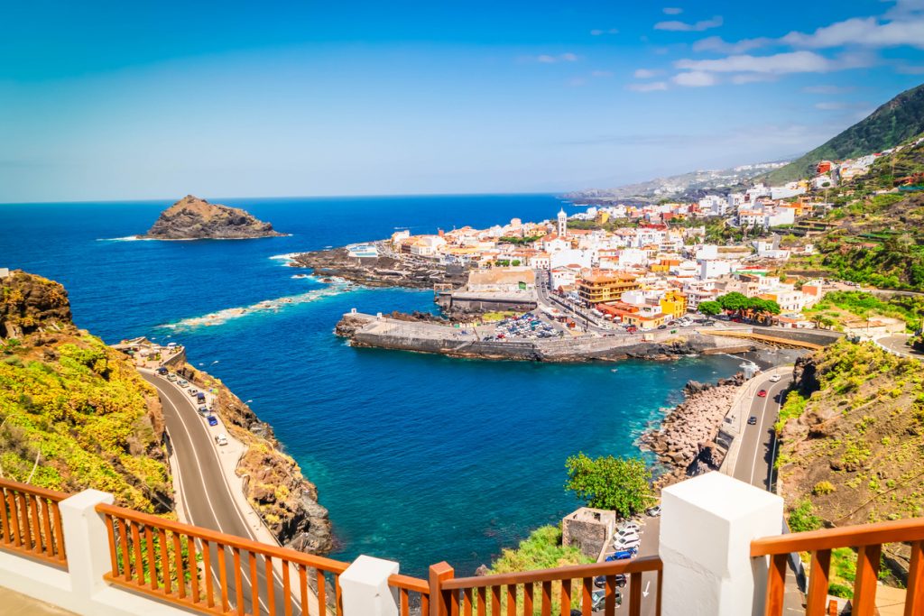 Blick auf die Küstenstadt Garachico mit bunten Häusern, Hafen und Atlantik an der Nordküste Teneriffas.