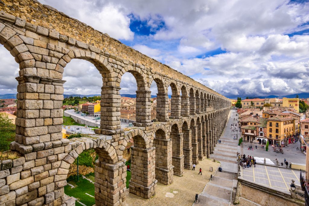 Römisches Aquädukt von Segovia mit doppelten Bögen an der Plaza del Azoguejo