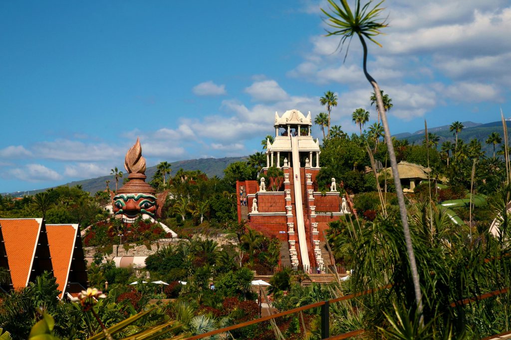 Siam Park auf Teneriffa mit der legendären Wasserrutsche Tower of Power inmitten tropischer Vegetation.