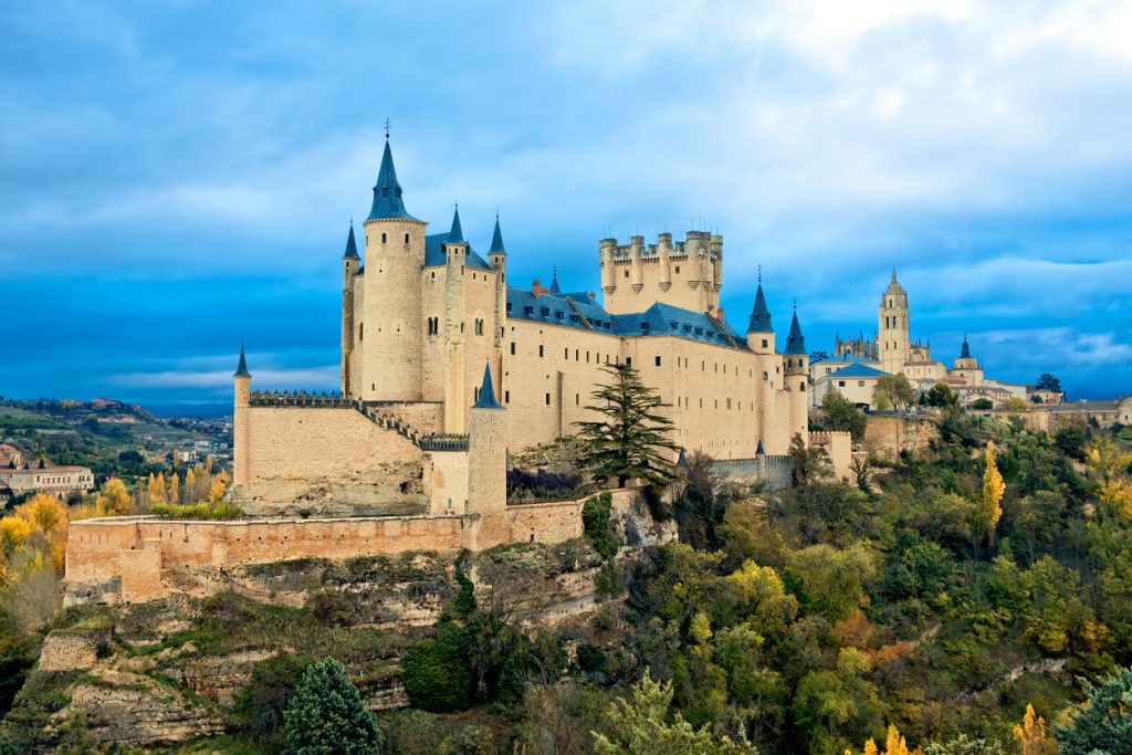 Alcázar de Segovia mit Kathedrale auf Felsen, Spanien