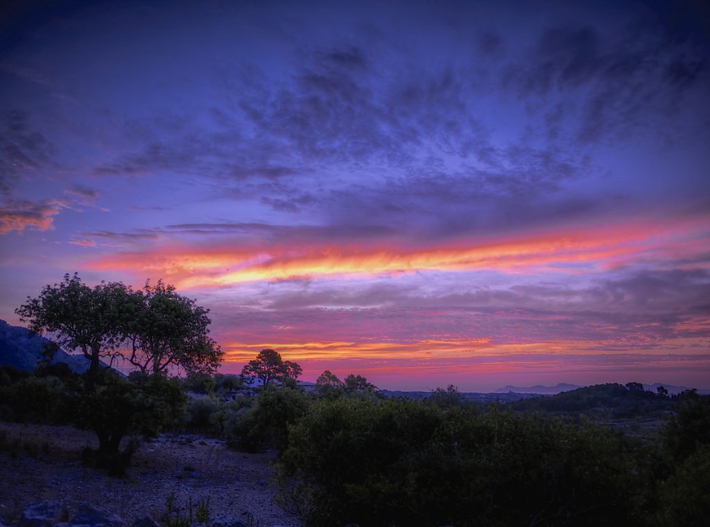 Sonnenuntergang über Caimari auf Mallorca mit farbigem Himmel und Tramuntana-Bergen