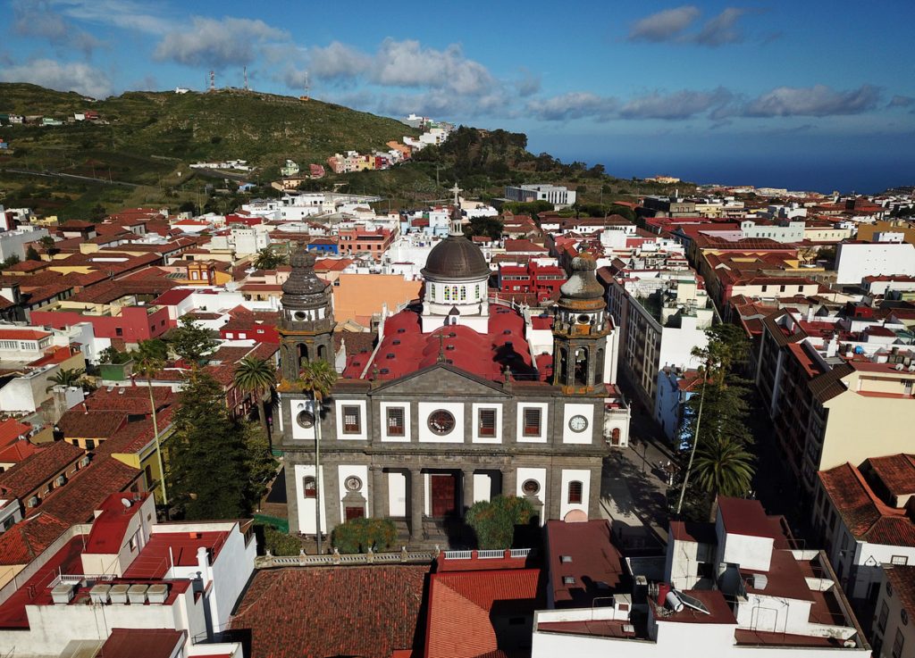 Luftaufnahme der Kathedrale von San Cristóbal de La Laguna mit der historischen Altstadt und umliegenden Bergen auf Teneriffa.