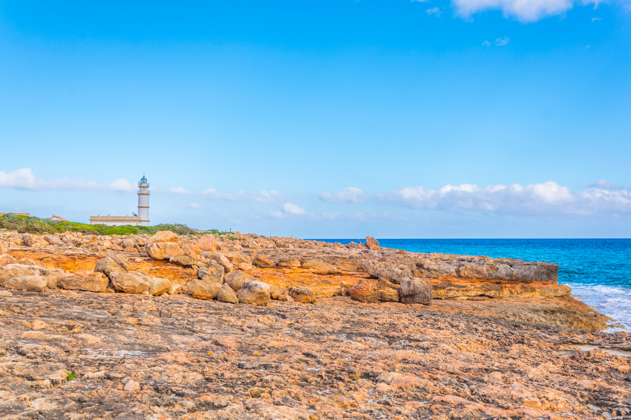 Cap de ses Salines – Mallorcas südlichster Leuchtturm mit weitem Meerblick und Naturpfaden