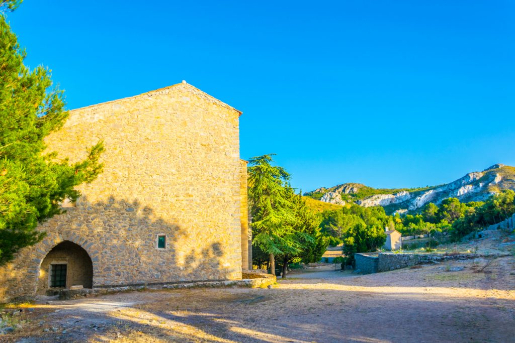 Steinerne Einsiedelei in der Serra de Llevant vor blauem Himmel.