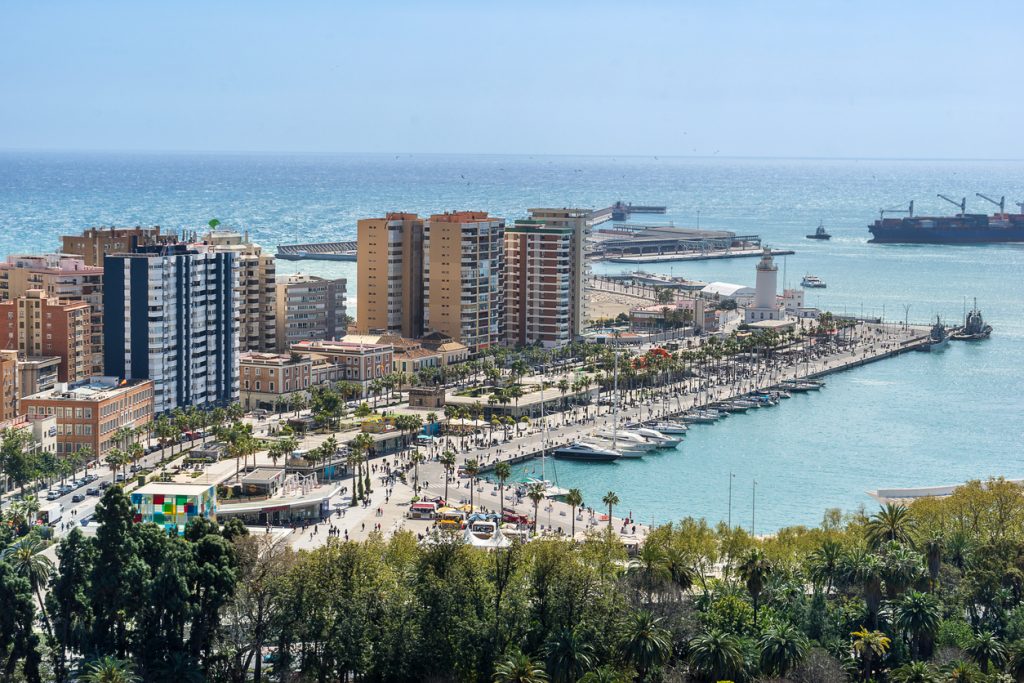 Panorama auf den Hafen von Málaga mit La Farola, Promenade und Yachten.