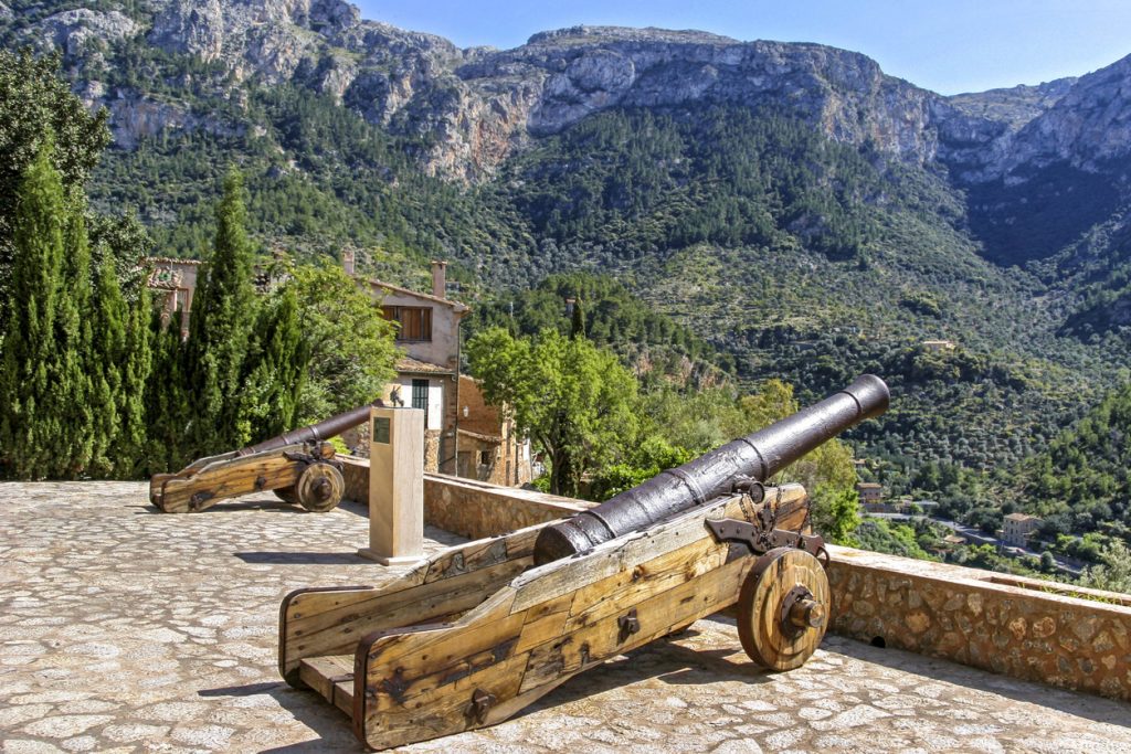 Historische Kanonen auf Terrasse mit Blick auf Deià und die Tramuntana.