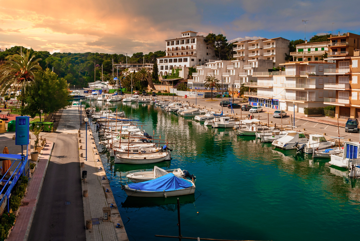 Porto Cristo: entspanntes Hafenflair, Familien-strand & Tropfsteingiganten
