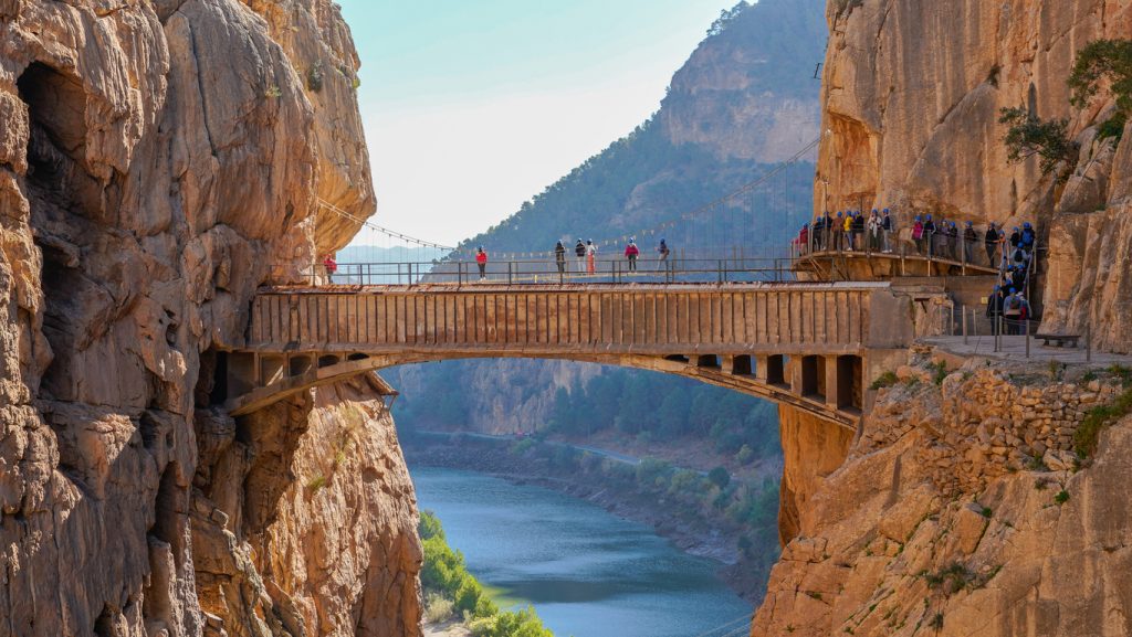 Schmaler Steg und Brücke am Fels über einer Schlucht beim Caminito del Rey.