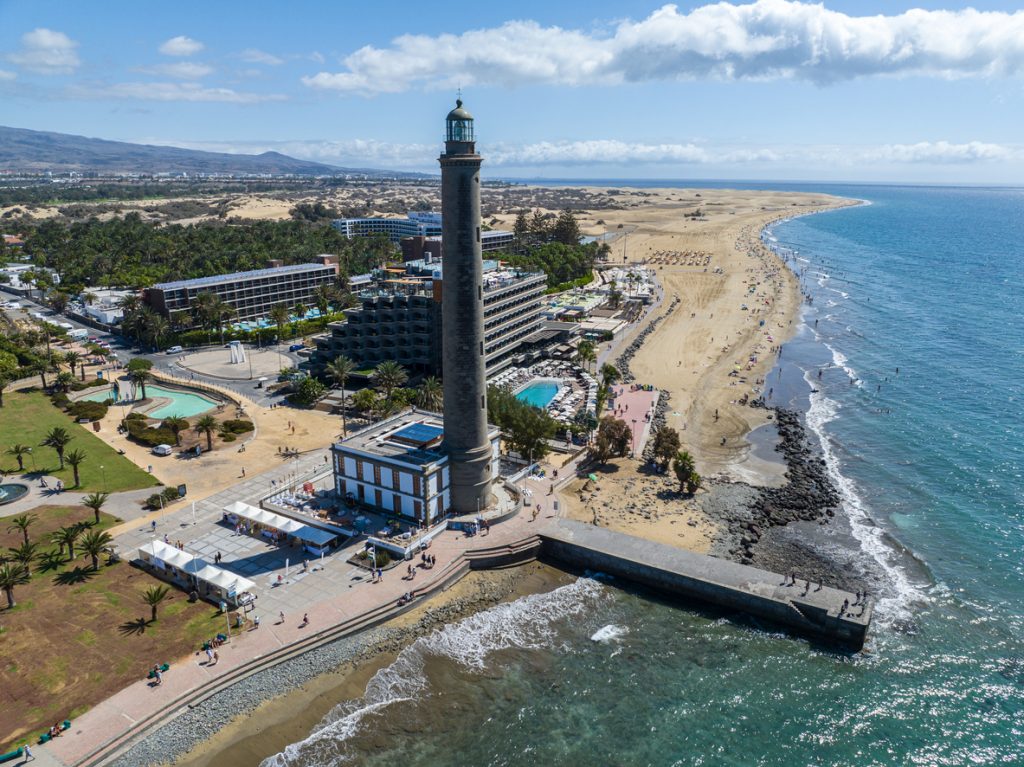 Luftaufnahme vom Faro de Maspalomas mit Promenade, Sandstrand und Atlantik.