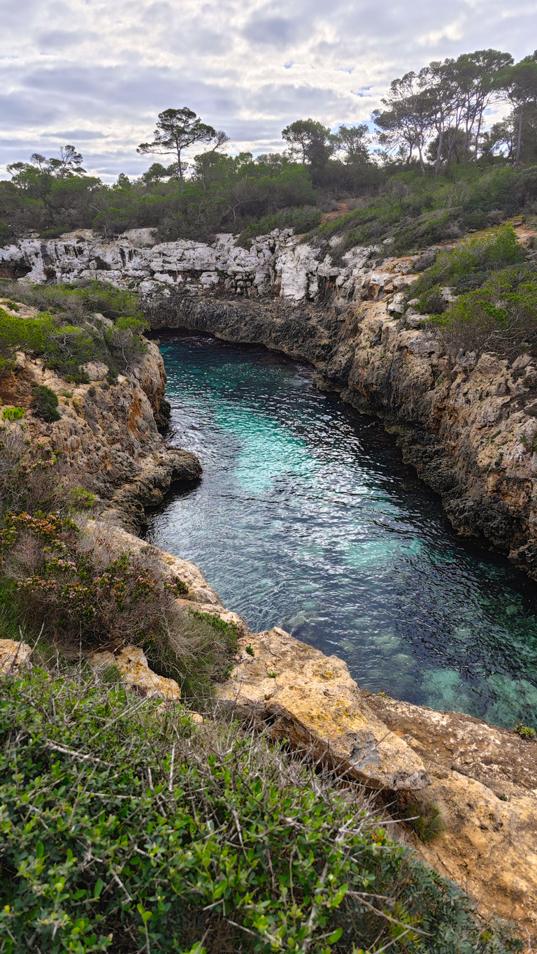 Cala Beltrán – Schluchtbucht zwischen Fels, Stille und türkisblauem Wasser