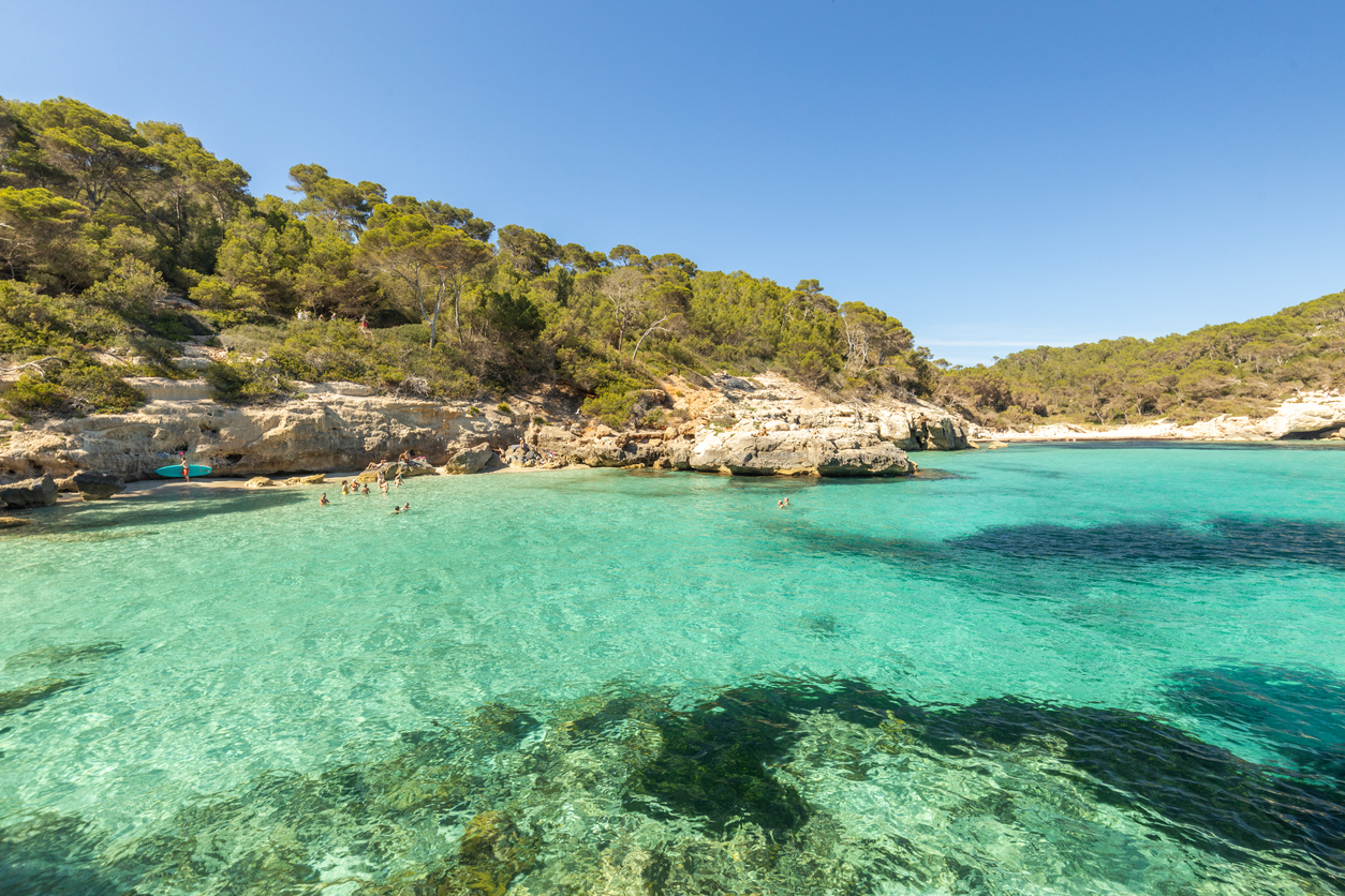Cala Mitjana auf Menorca – kleine Bucht und türkisblaues Wasser