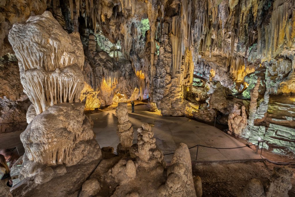 Beleuchtete Tropfsteinhöhle in Nerja mit Stalaktiten und Stalagmiten.