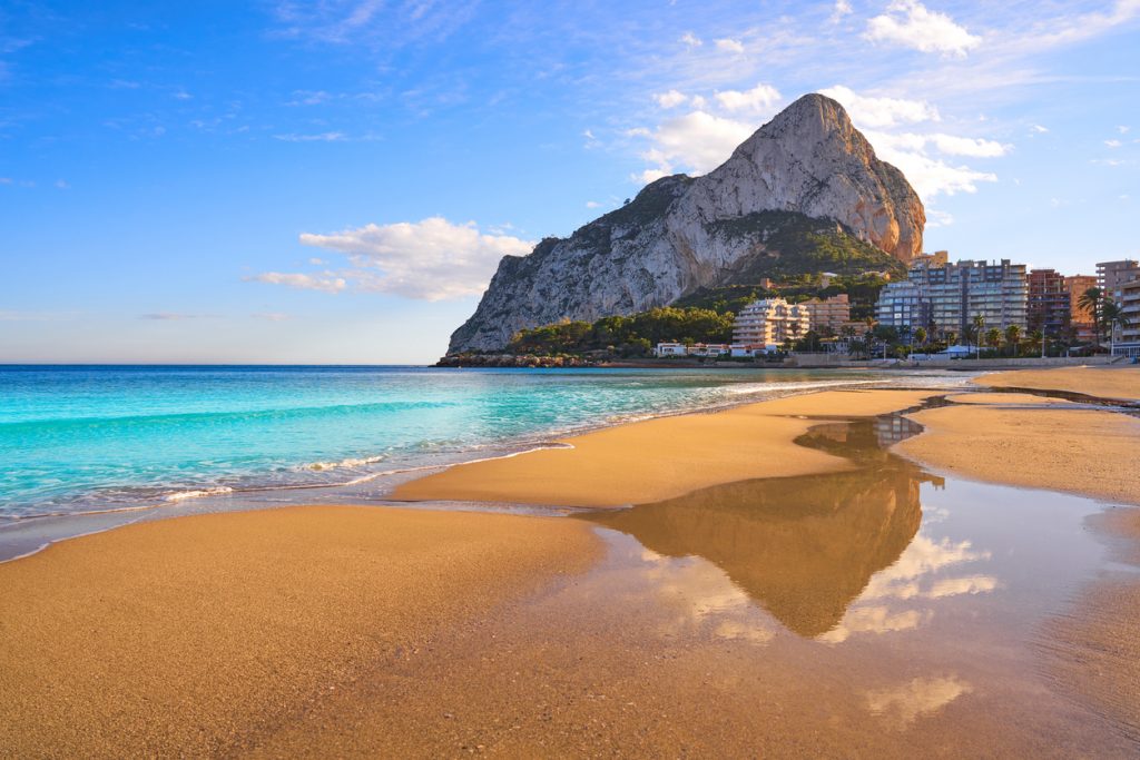 Goldener Sand, türkisblaues Meer und der markante Felsen von Calpe.