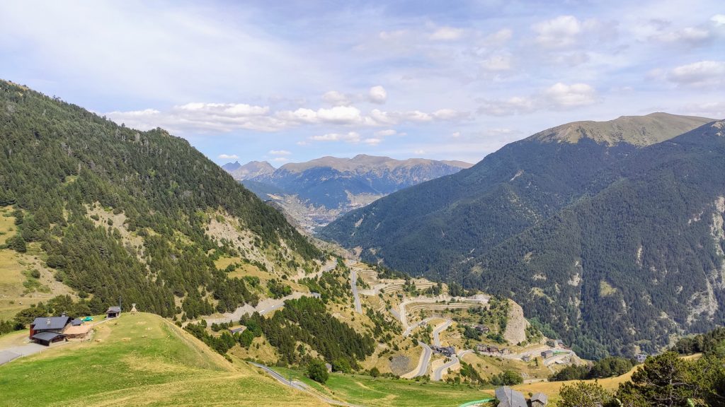 Weitblick über grüne Berge, Täler und kurvige Straßen oberhalb von Escaldes-Engordany.