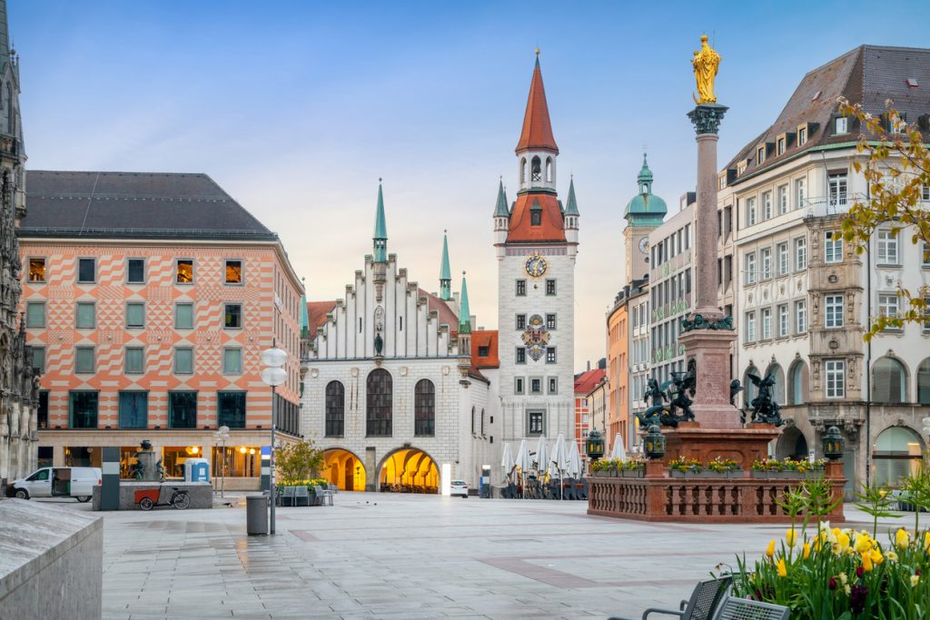 Mariensäule und Altes Rathaus am Marienplatz in München.