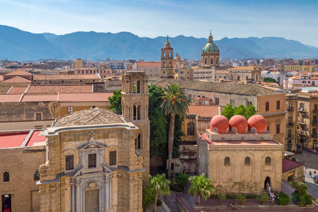Blick auf Piazza Bellini mit den roten Kuppeln von San Cataldo und dem Martorana-Turm.