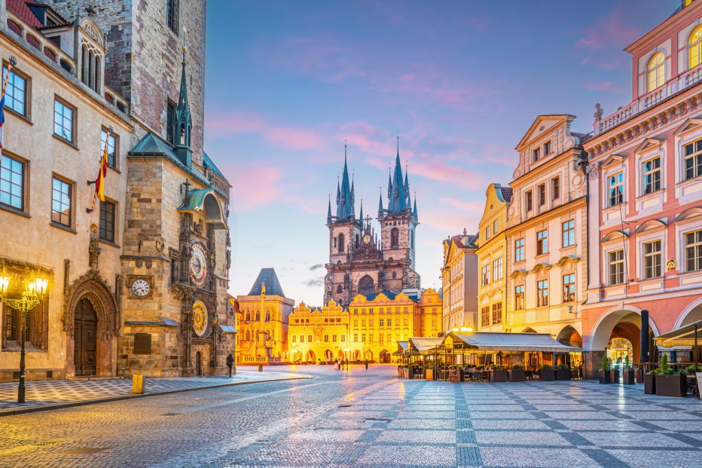 Blick auf die astronomische Uhr und die Teynkirche am ruhigen Altstädter Ring.