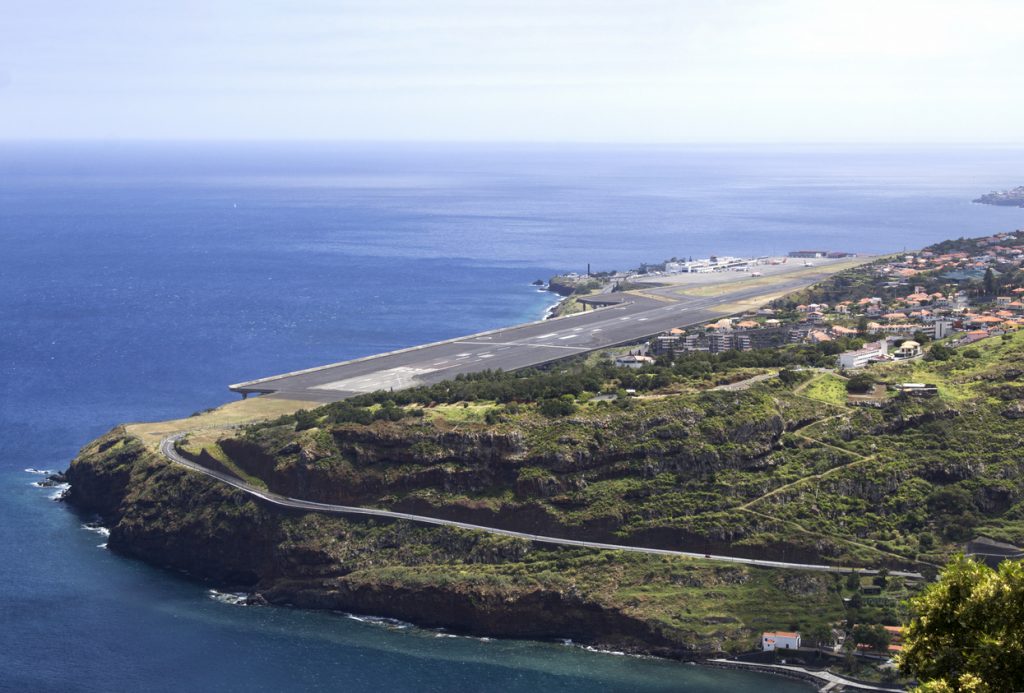 Start- und Landebahn zieht sich auf einem Küstenplateau entlang des Atlantiks.