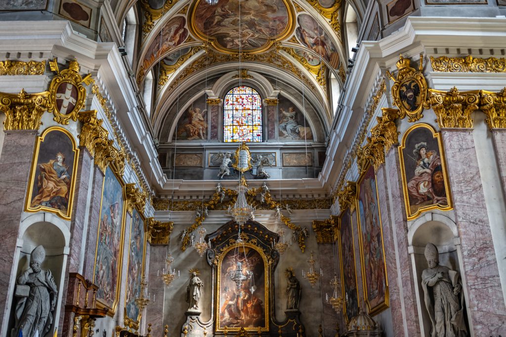 Reich verzierte Barockkirche mit Gemälden, Goldornamenten und Kronleuchtern.
