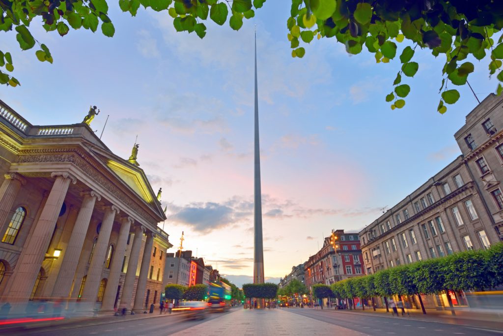 Der Spire of Dublin ragt als schlanke Nadel über der O’Connell Street neben dem General Post Office.