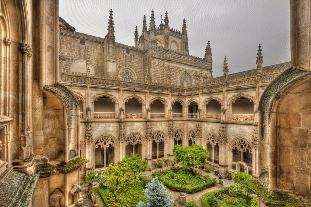 Zweigeschossiger Kreuzgang mit Garten im Kloster San Juan de los Reyes in Toledo.