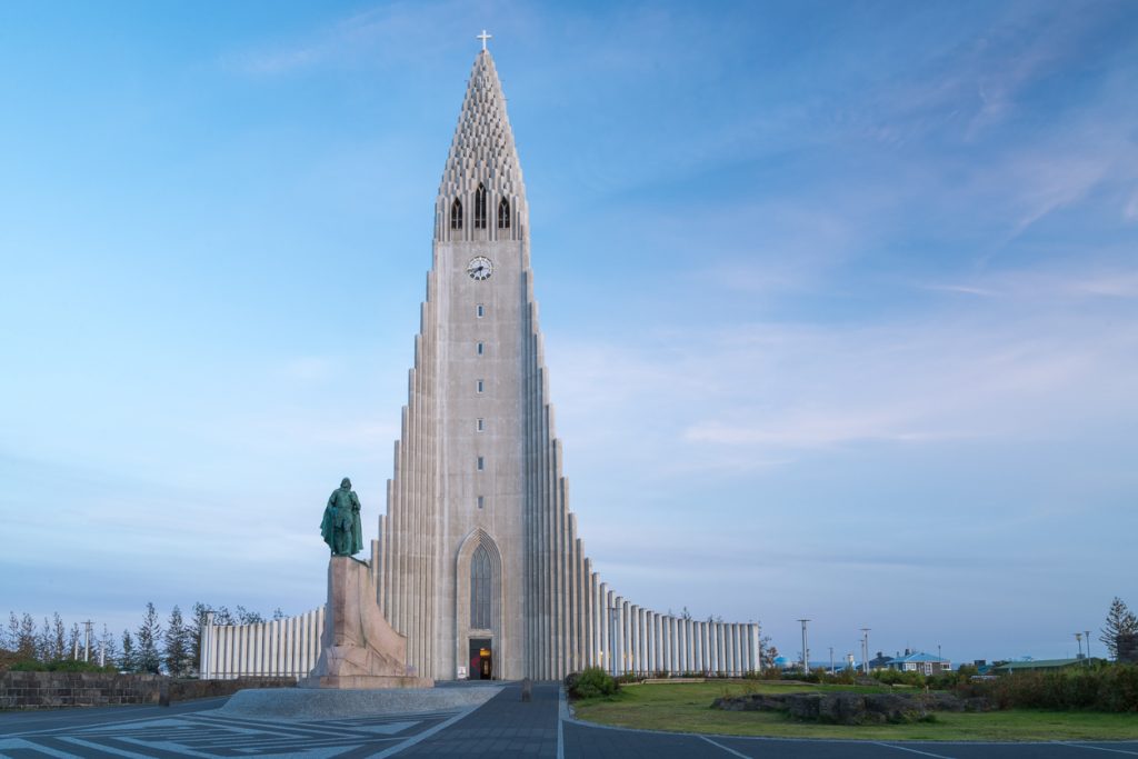 Frontansicht der Hallgrímskirkja mit Leifur-Eriksson-Statue in Reykjavík.