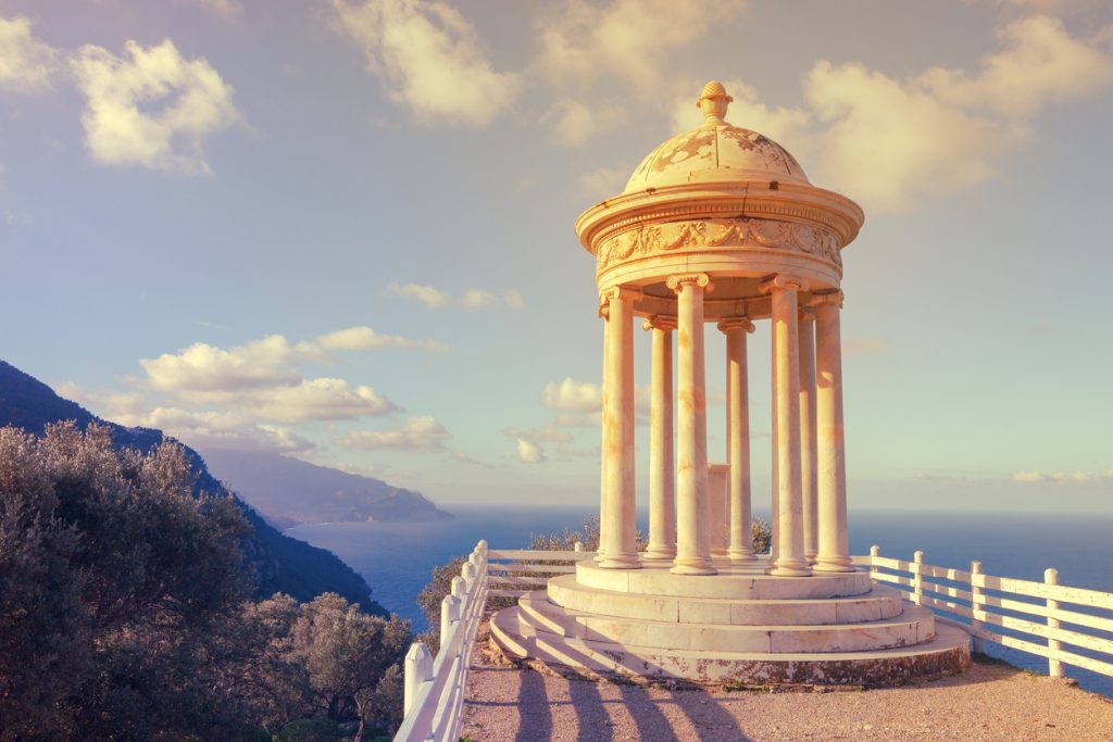 Marmorpavillon auf Klippe bei Son Marroig mit Blick über Tramuntana und Mittelmeer.