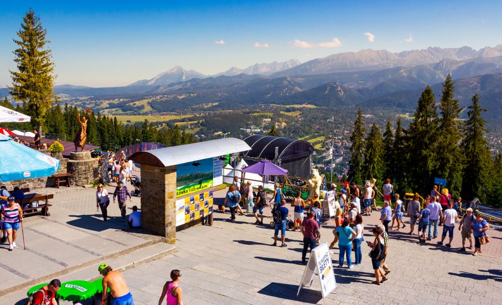 Besucher genießen auf einer Plattform den Blick über Zakopane.