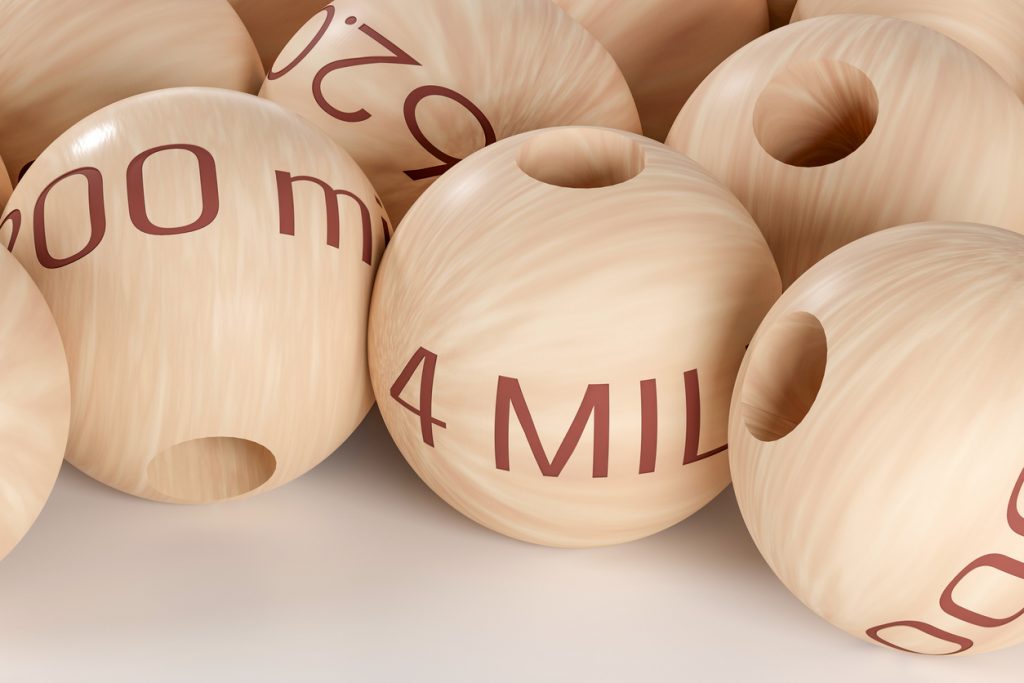 Nahaufnahme einer Holzkugel mit der Aufschrift „4 MIL“ als Symbol für einen Millionenpreis der spanischen Weihnachtslotterie El Gordo.