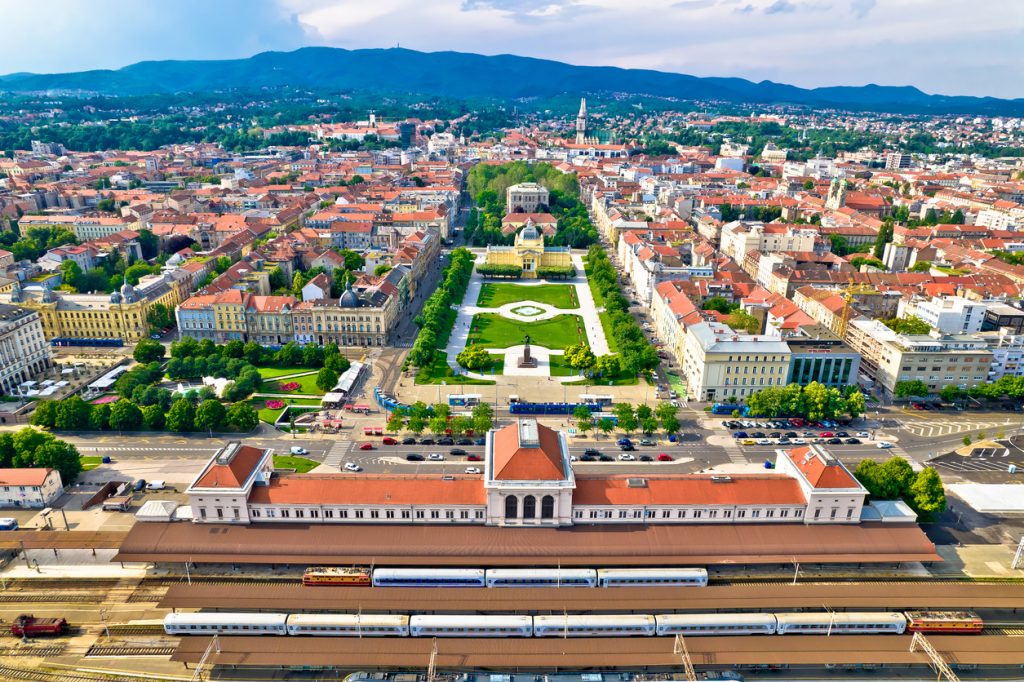 Luftbild des Hauptbahnhofs von Zagreb mit dem dahinterliegenden König-Tomislav-Platz und Parkanlage.