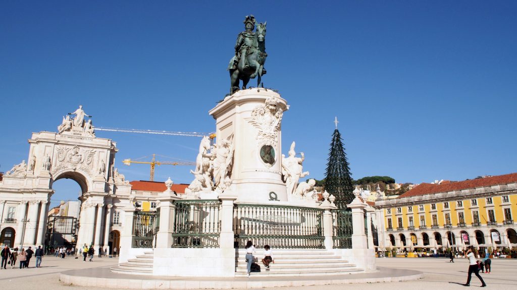 Die Reiterstatue von König José I. steht auf der Praça do Comércio in Lissabon vor blauem Himmel.