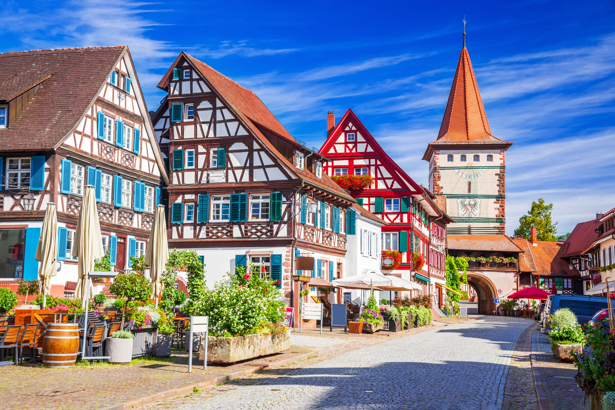 Bunte Fachwerkhäuser und ein historischer Torturm prägen die Altstadt von Gengenbach im Schwarzwald.